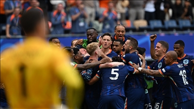 Hollanda, Polonya'yı geriden gelerek mağlup etti