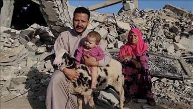 Gazze halkı, İsrail saldırılarına rağmen yıkılan evlerinin enkazı üzerinde kurbanlarını kesti