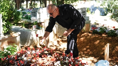 Eyüpsultan'daki kazada hayatını kaybeden Oğuz Murat Aci'nin babası oğlunun kabrini ziyaret etti