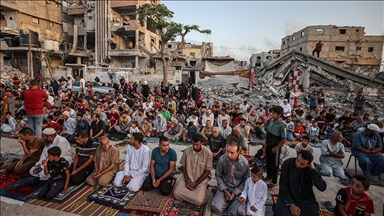 فوق الأنقاض وبين الدمار.. غزيون يؤدون صلاة عيد الأضحى