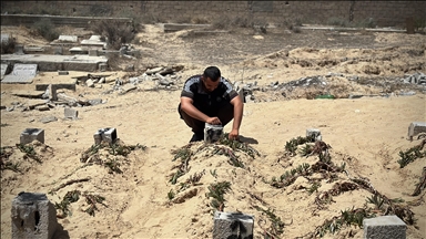 Gazzeliler Kurban Bayramı'nı İsrail saldırılarında ölen yakınlarının mezarlarını ziyaret ederek karşıladı