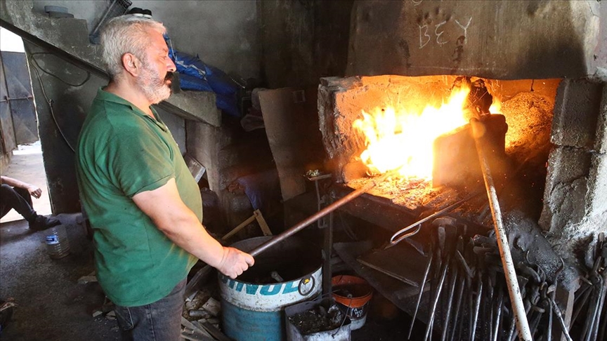 Hatay'da demirci ustaları bayramda kepenklerini kelle ütmek için açtı
