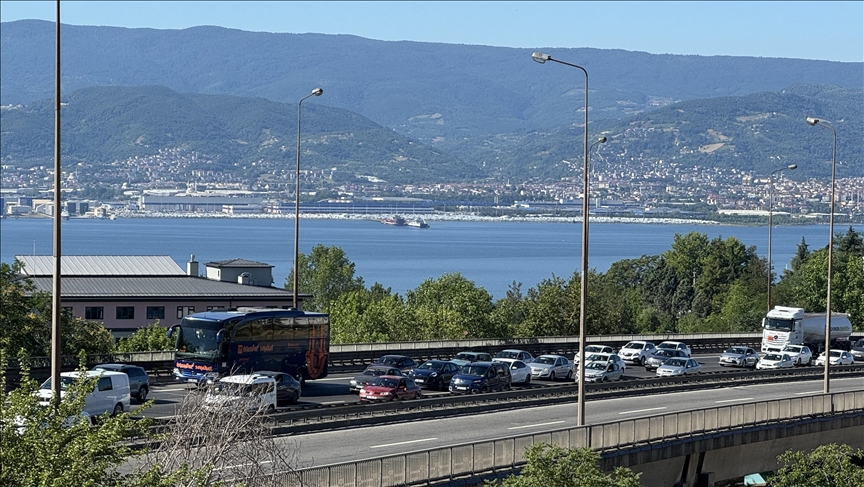 Bayramın ikinci günü İstanbul'dan yola çıkanlar, Kocaeli'de yoğunluk oluşturdu