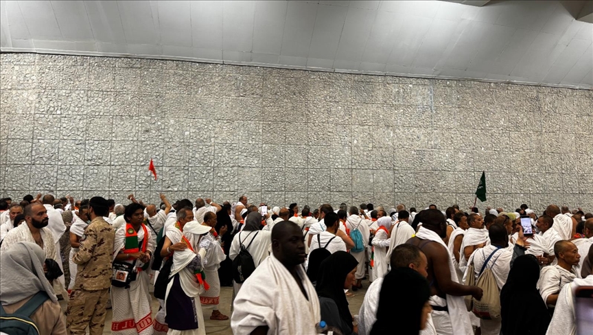 Muslims on Hajj pilgrimage carry out symbolic stoning of satan