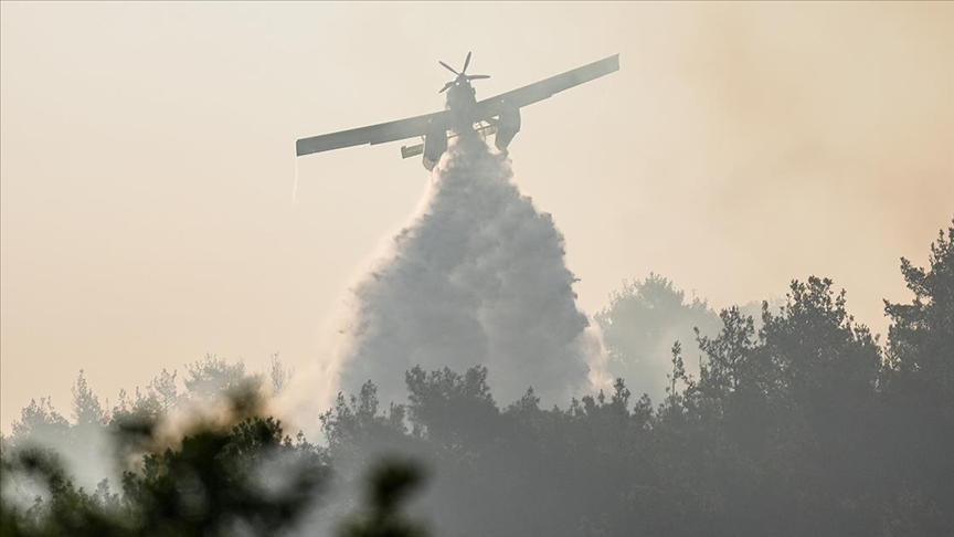 Çanakkale'de ormana sıçrayan anız yangınına müdahale sürüyor