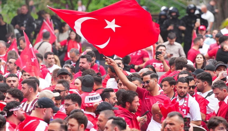 Allemagne: Des milliers de supporters turcs attendent avec impatience le match opposant la Türkiye à la Géorgie 