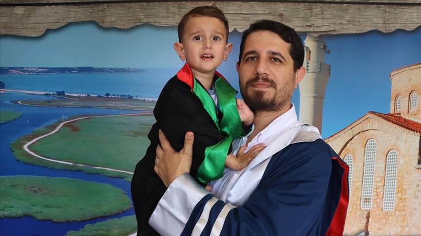 Kırklareli'nde Hukuk Fakültesinden mezun olan baba, avukat cübbesi giydirdiği minik oğluyla kep attı