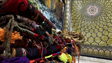 Özbekistan'da geleneksel yöntemlerle dokunan halılar dünyanın dört bir yanındaki evleri süslüyor