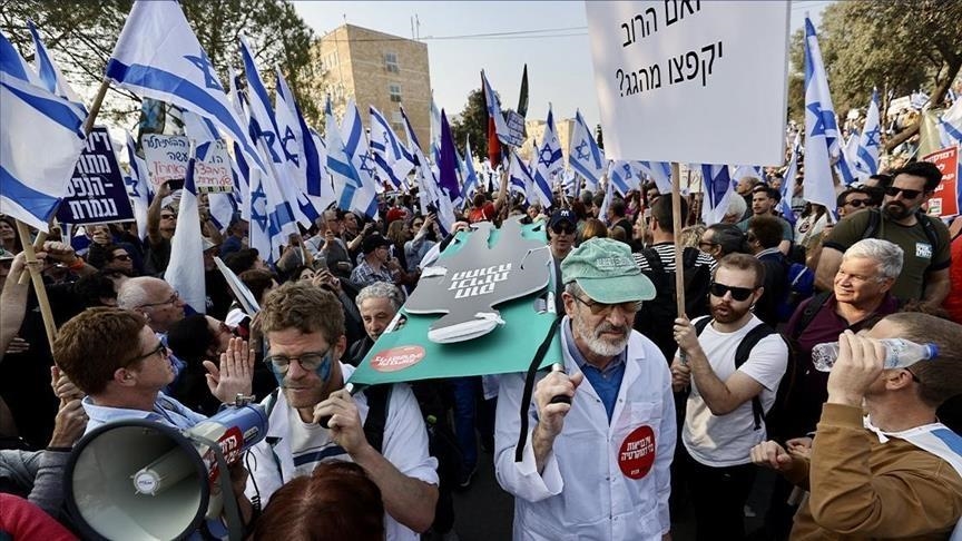 Des Israéliens exigent des élections anticipées, la fin de la guerre à Gaza et la dissolution de la Knesset