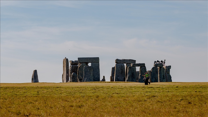 Çevre eylemcileri fosil yakıtların kaldırılması çağrısıyla İngiltere'de Stonehenge'i turuncuya boyadı
