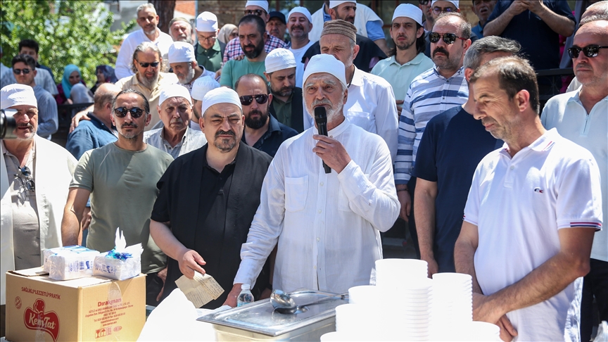 Bursa'da 500 yıllık köfteli çorba dağıtma geleneği mehter gösterisi eşliğinde yaşatılıyor