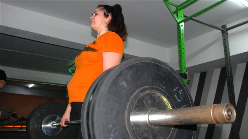 Zayıflamak için gittiği spor salonunda haltere başlayıp Türkiye şampiyonu oldu