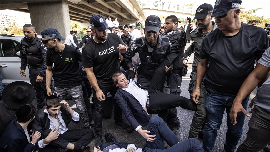 Ultra Ortodoks Yahudiler, İsrail’in zorunlu askerlik hizmetini protesto etmek için otoyolu trafiğe kapattı