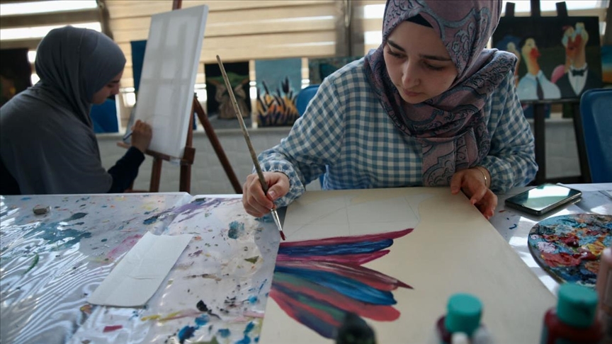 Yurt çatısı altında açılan kurslara katılan üniversiteliler yeni uğraşlar ediniyor