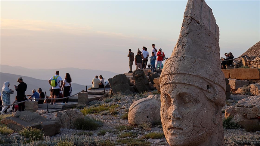 Dünya mirası Nemrut'u bayramda yaklaşık 8 bin kişi ziyaret etti