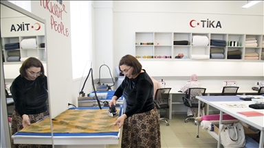 "تيكا" التركية تفتتح ورشة خياطة في كييف