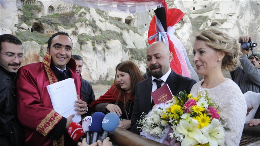 Evliliklerinin unutulmaz olmasını isteyen çiftlerin "gökyüzünde nikah"a ilgisi artıyor