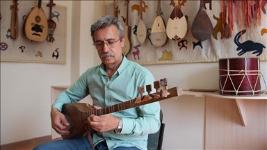 Турецкий преподаватель изготавливает тюркские музыкальные инструменты в мастерской вуза в Бишкеке 