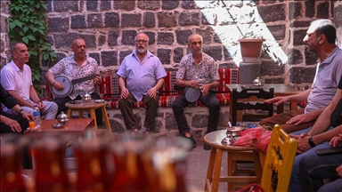 Gönüllü olarak seslendirdikleri Diyarbakır türküleriyle tarihi mekanı şenlendiriyorlar