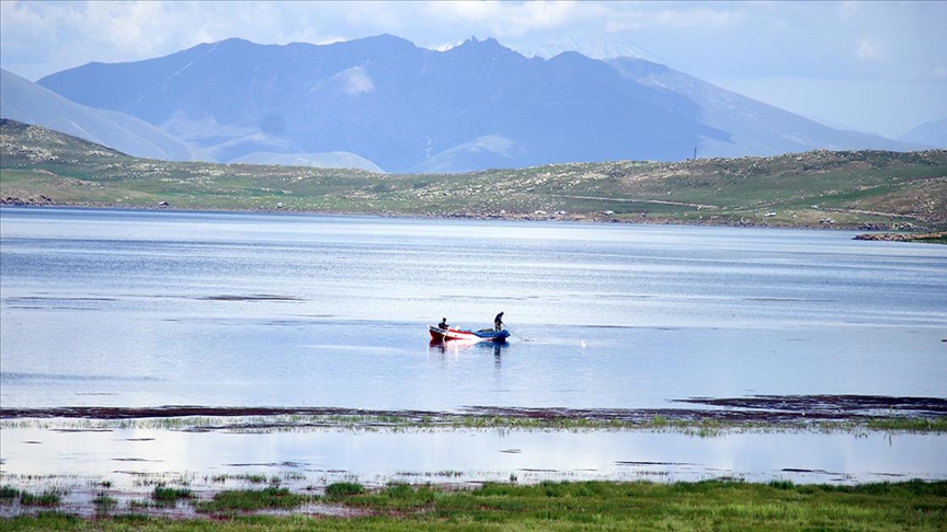 Karın eridiği 2 bin 241 rakımlı Balık Gölü'nde turizm sezonu açıldı