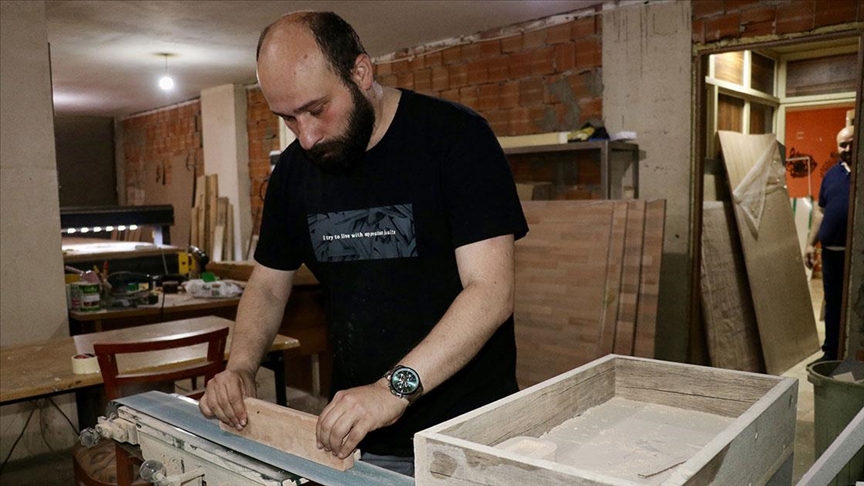Trabzon'da dekoratif eşya üreten engelli girişimci işini devlet desteğiyle büyüttü