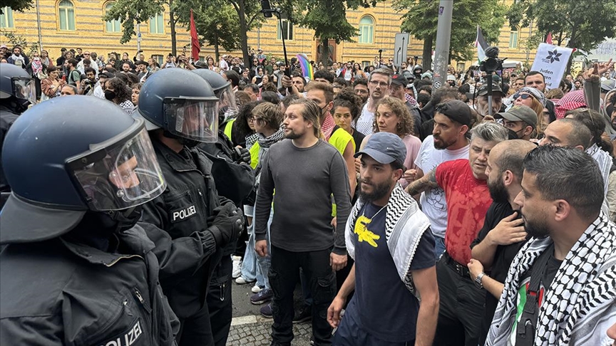 Berlin'deki Filistin'e destek yürüyüşünde göstericiler ile polis arasında arbede yaşandı