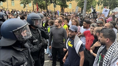 برلين.. صدامات بين الشرطة ومتظاهرين خلال مسيرة لدعم فلسطين