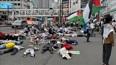 اليابان.. متظاهرون يجسدون مشهد ضحايا غزة في المستشفيات
