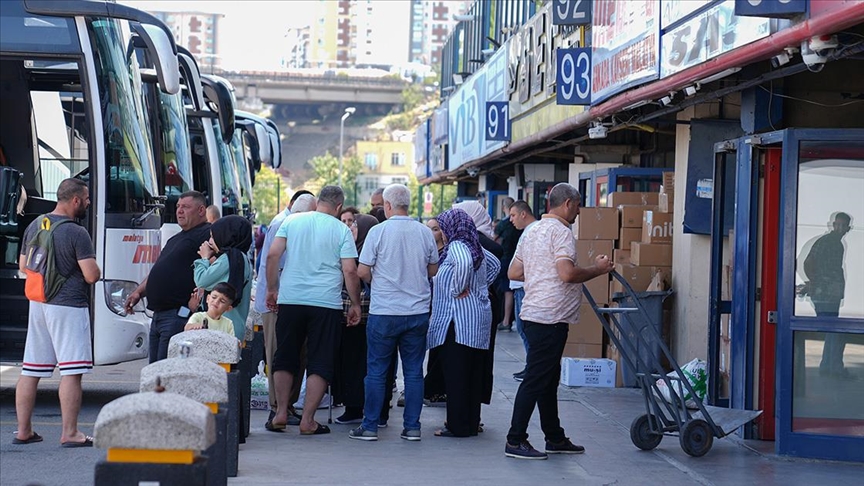 Büyük İstanbul Otogarı'nda tatil dönüşü yoğunluk yaşanıyor