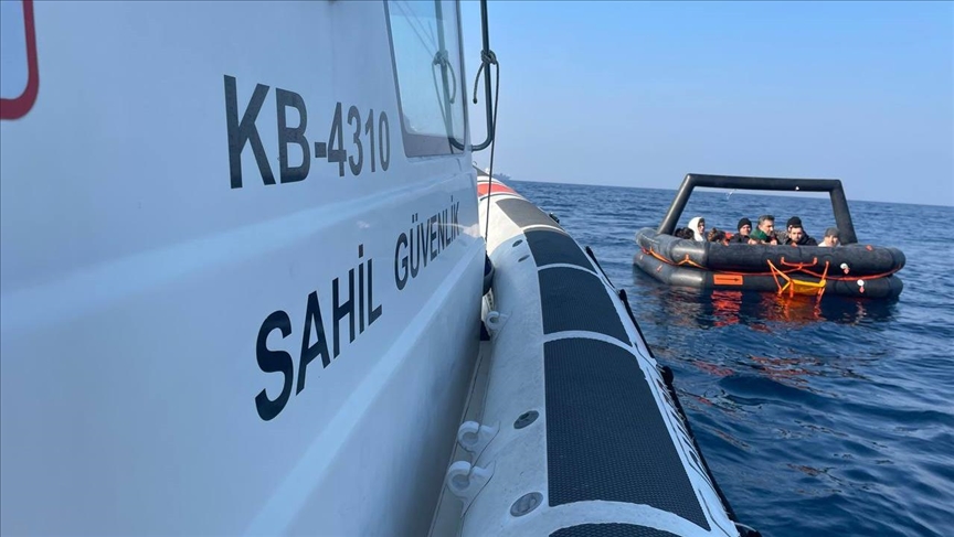 گارد ساحلی ترکیه 17 مهاجر غیرقانونی را در ازمیر از خطر غرق شدن نجات داد