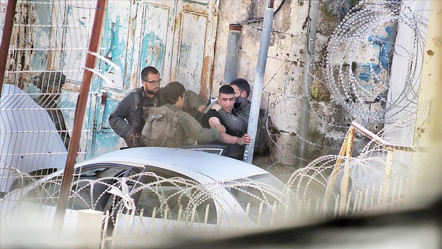 İsrail askerleri, Batı Şeria'da 60 Filistinliyi gözaltına aldı