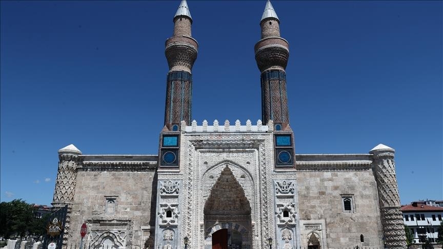 “المدرسة الزرقاء”.. واجهة الحضارة الإسلامية في سيواس التركية