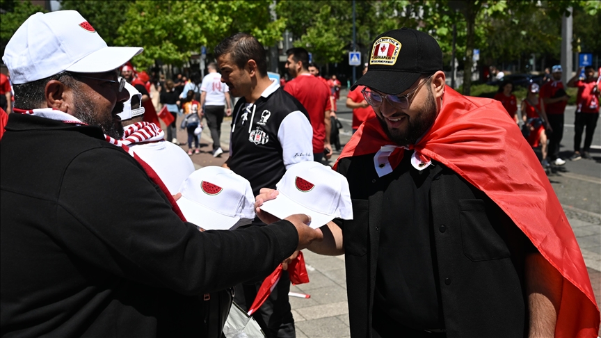 ألمانيا.. توزيع قبعات “البطيخ” دعما لفلسطين في بطولة أمم أوروبا