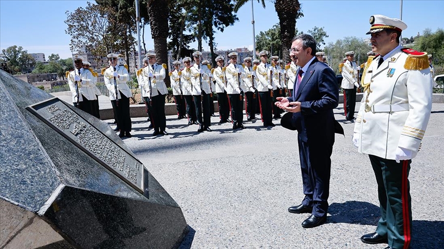 Cumhurbaşkanı Yardımcısı Yılmaz, Cezayir Şehitler Anıtı'na çelenk bıraktı