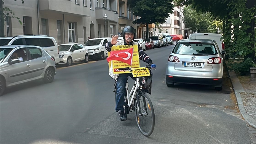 Almanya'da "demokratik haklar" için 220 bin kilometreden fazla yol yaptı