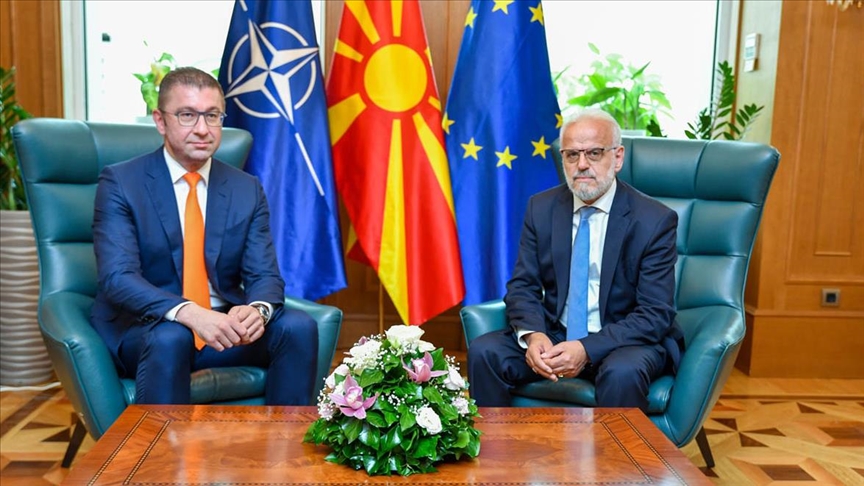 Новоизбраниот премиер на Северна Македонија, Христијан Мицкоски, ја прими функцијата од Талат Џафери