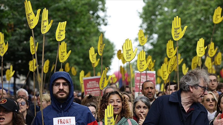 Fransa'da farklı görüşlerdeki 200'den fazla siyasetçiden aşırı sağa karşı işbirliği çağrısı