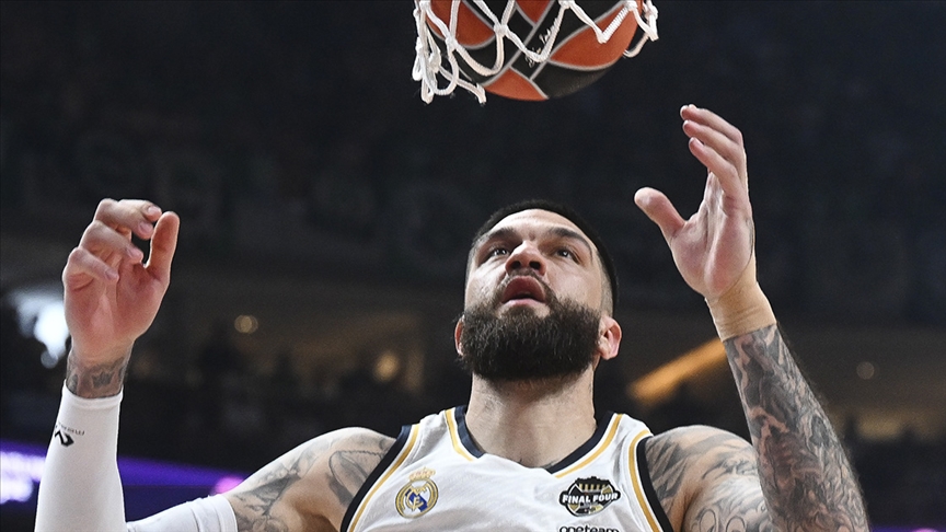 Anadolu Efes, Fransız pivot Poirier'i kadrosuna kattı