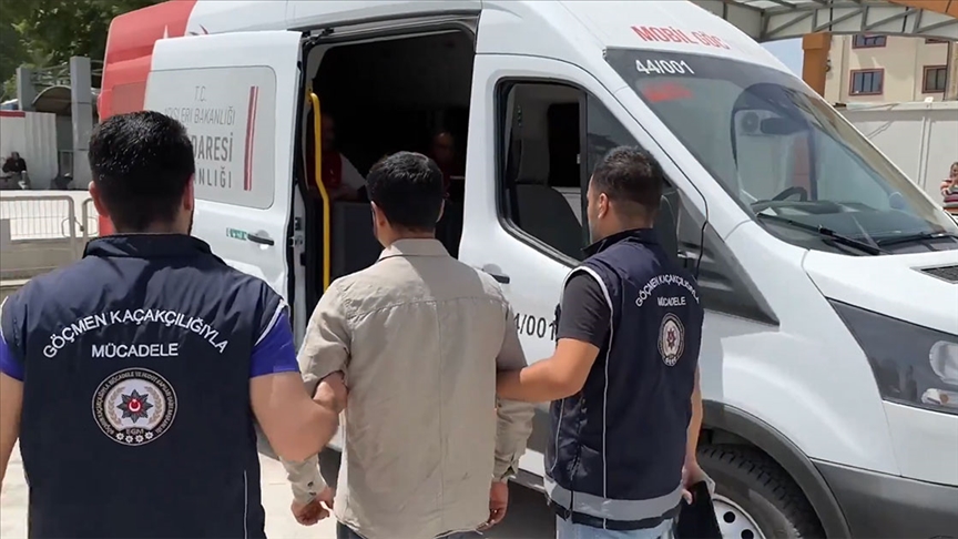 "Kalkan-24" denetimlerinde 1456 düzensiz göçmen yakalandı