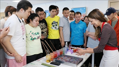 Çin'de zihinsel engelli öğrenciler ebru sanatını deneyimledi