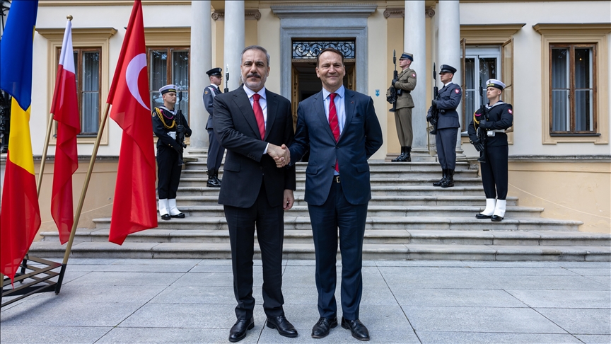 Turkish foreign minister meets Romanian, Polish counterparts in Poland