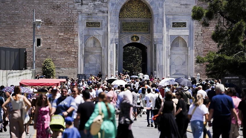 Турцию за первые 5 месяцев года посетило около 18 млн человек 