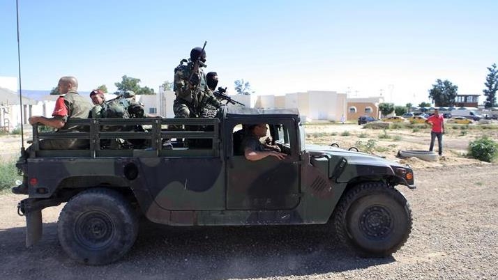 Tunisie : un soldat tué par des tirs d’origine inconnue à la frontière tuniso-libyenne 