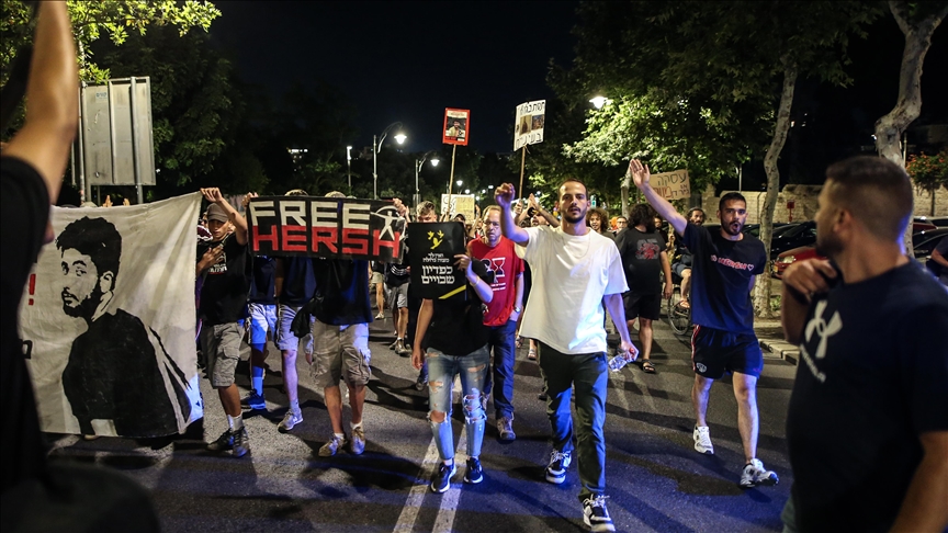 Israeli protesters block roads to demand swap deal with Hamas Israeli protesters block roads to demand swap deal with Hamas