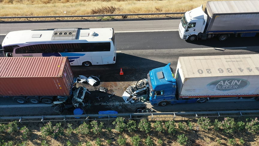 TAG Otoyolu'nda zincirleme kazada 3 kişi öldü, 1 kişi yaralandı
