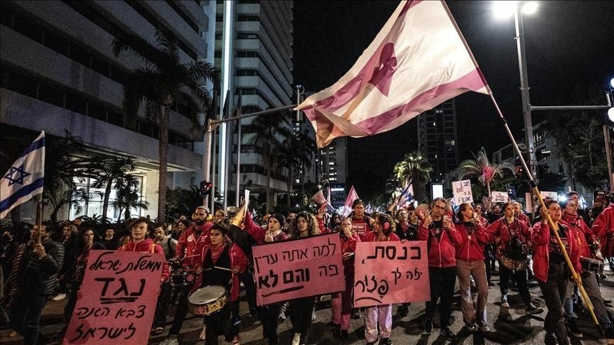 Des milliers de manifestants devant la résidence de Netanyahu exigent un accord d'échange de prisonniers 