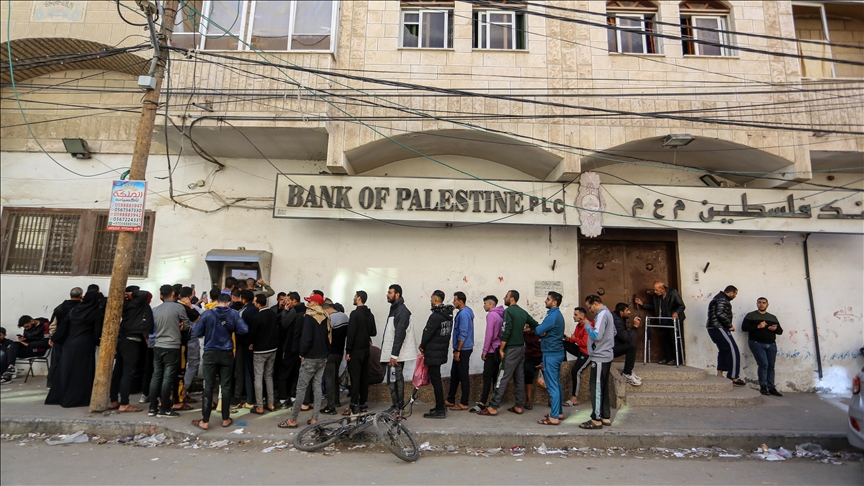 حرب غزة تدفع اقتصاد فلسطين للانكماش 35 بالمئة في الربع الأول