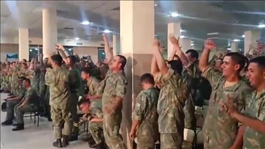 شور و هیجان سربازان آذربایجان حین بازی ترکیه و چک
