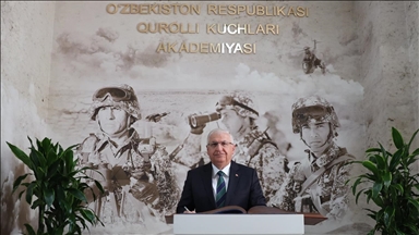 وزير الدفاع التركي يزور أكاديمية القوات المسلحة في أوزبكستان