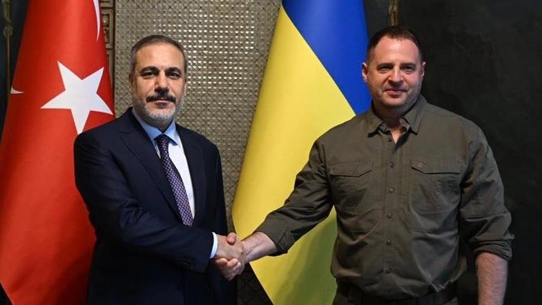 فيدان يلتقي رئيس مكتب الرئاسة الأوكرانية